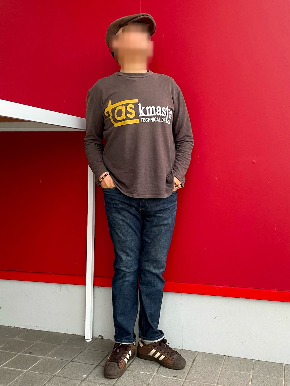 「プリントロングTシャツ、秋っぽコーデ更新中、スリムデニム、ハンチング、ブラウンスニーカー、TK MIXPICE、GAP、adidas superstar」｜「GAPのアイテム（デニムパンツ、ブルー系）」を使った、Yukioさん（メンズ・173cm）の秋コーディネートの3枚目の写真