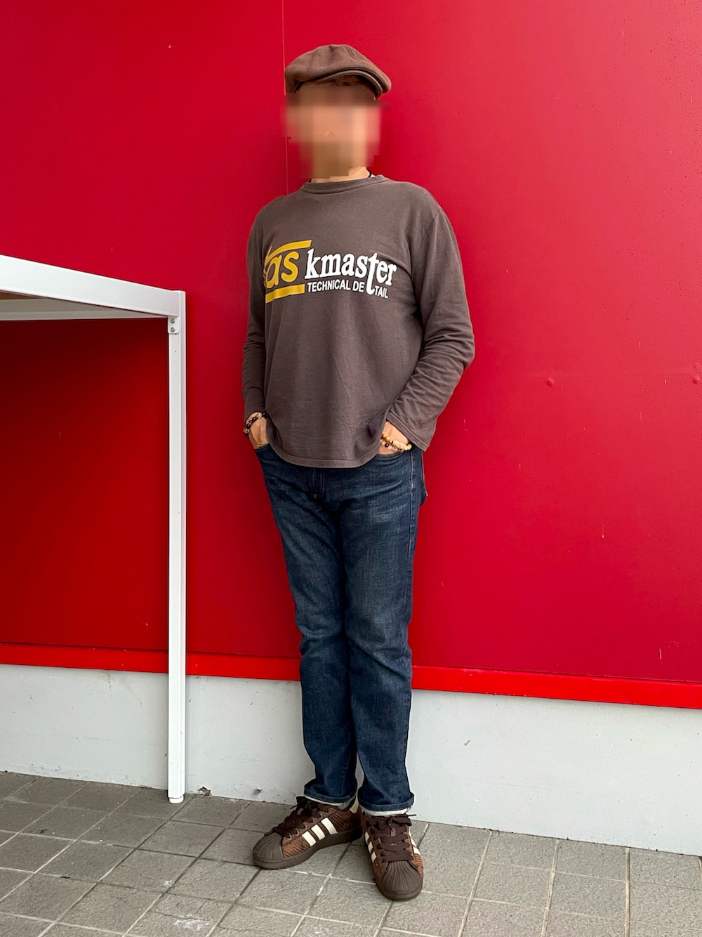 「プリントロングTシャツ、秋っぽコーデ更新中、スリムデニム、ハンチング、ブラウンスニーカー、TK MIXPICE、GAP、adidas superstar」｜「GAPのアイテム（デニムパンツ、ブルー系）」を使った、Yukioさん（メンズ・173cm）の秋コーディネートの2枚目の写真