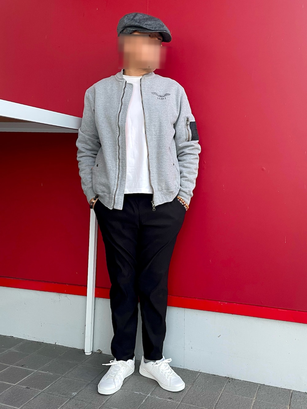 「スウェットMA-1、MA-1、白ロンT、テーパードパンツ、白スニーカー、ハンチング、dj honda、Labrador Retriever、NIKE、秋のコーデ、モノトーンコーデ」｜「しまむらのアイテム（その他パンツ、ブラック系）」を使った、Yukioさん（メンズ・173cm）の秋コーディネートの4枚目の写真