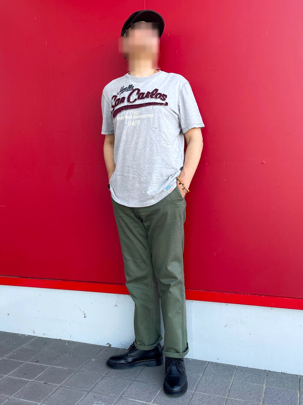 「アメカジコーデ、ワークスタイル、夏コーデ、アツいコーデ全部見せ、ワッペンTシャツ、ロゴT、next、tk.TAKEO KIKUCHI、無印良品、back number、オリーブグリーン」｜「tk.TAKEO KIKUCHIのコットンパンツ（チノパンツ、グリーン系）」を使った、Yukioさん（メンズ・173cm）の夏コーディネートの3枚目の写真