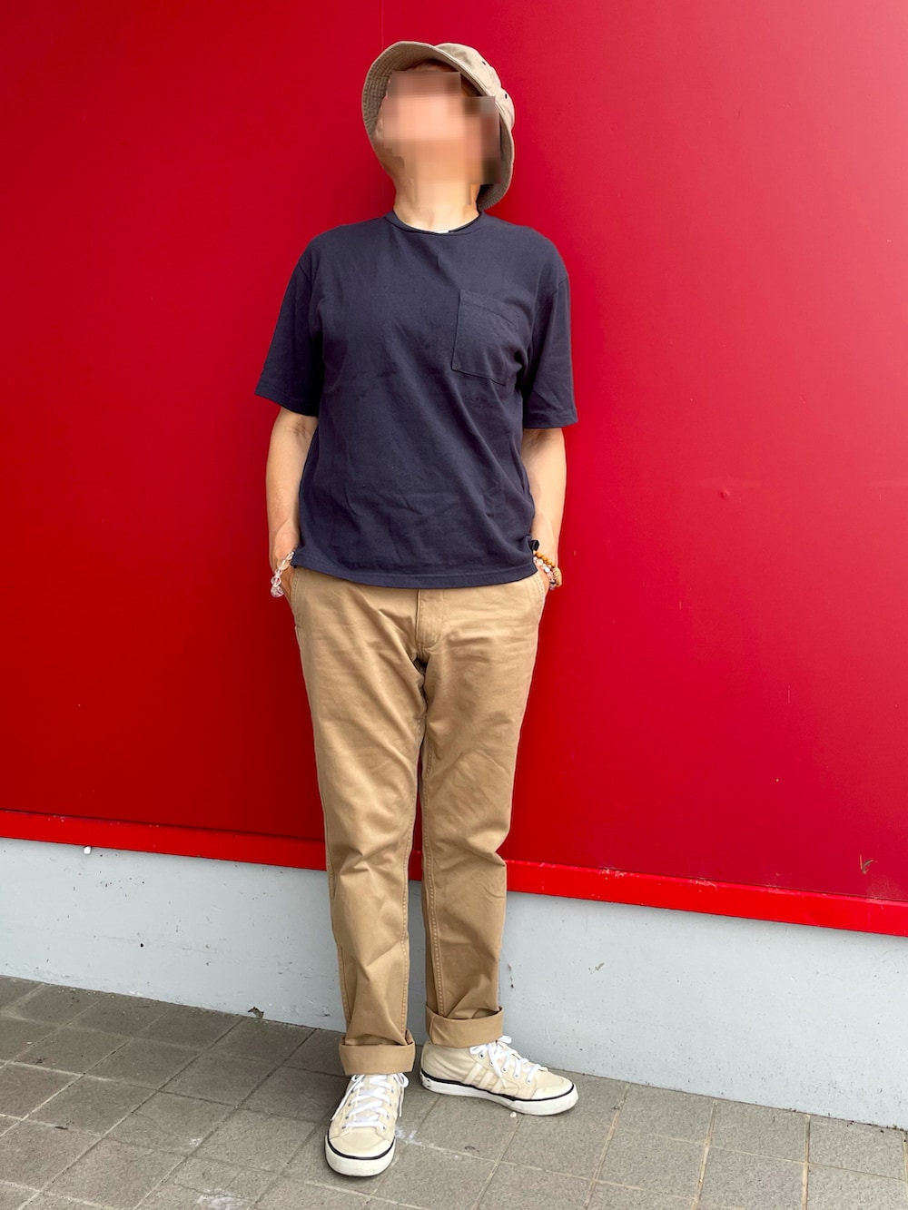 「シンプルコーデ、Tシャツコーデ、無地Tシャツ、チノパン、ハイカットスニーカー、バケットハット、夏ファッション、シンプルスタイル」｜「adidas Originalsのアイテム（スニーカー、ベージュ系）」を使った、Yukioさん（メンズ・173cm）の夏コーディネートの2枚目の写真