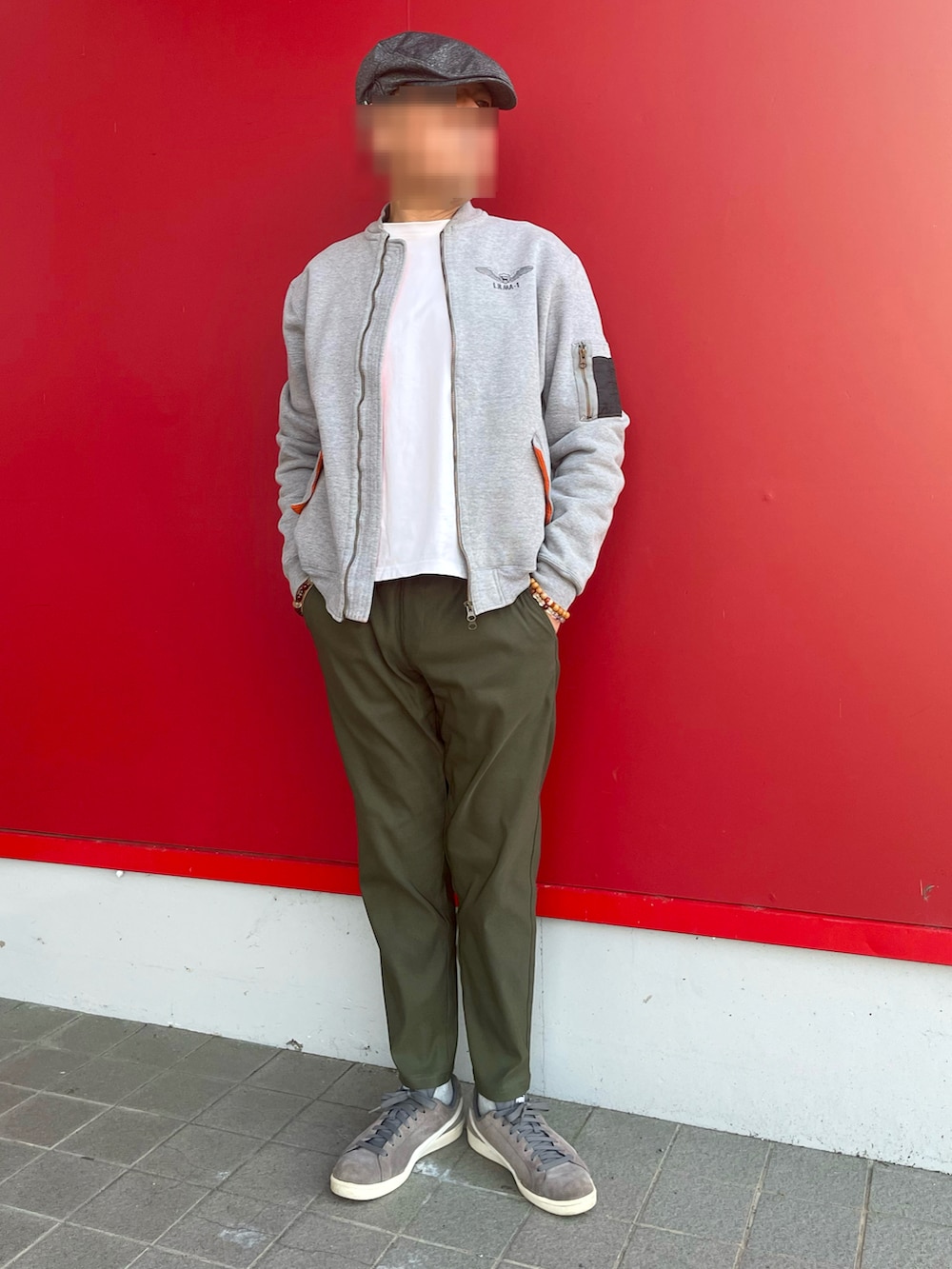 「最近のいい感じコーデ、スウェットMA-1、MA-1、ロンT、テーパードパンツ、グレースニーカー、ハンチング、dj honda、Labrador Retriever、しまむら、puma suede」｜「しまむらのアイテム（その他パンツ、グリーン系）」を使った、Yukioさん（メンズ・173cm）の春コーディネートの2枚目の写真