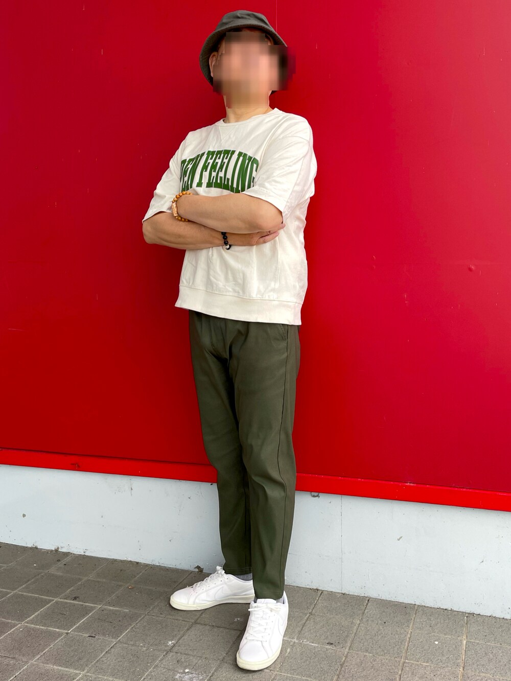 「夏コーデ、ロゴスウェットTシャツ、テーパードパンツ、バケットハット、白スニーカー、NEW HATTAN バケットハット、GU、しまむら、NIKE」｜「しまむらのアイテム（その他パンツ、グリーン系）」を使った、Yukioさん（メンズ・173cm）の夏コーディネートの2枚目の写真