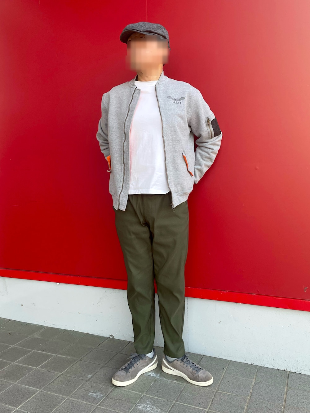 「最近のいい感じコーデ、スウェットMA-1、MA-1、ロンT、テーパードパンツ、グレースニーカー、ハンチング、dj honda、Labrador Retriever、しまむら、puma suede」｜「しまむらのアイテム（その他パンツ、グリーン系）」を使った、Yukioさん（メンズ・173cm）の春コーディネートの5枚目の写真