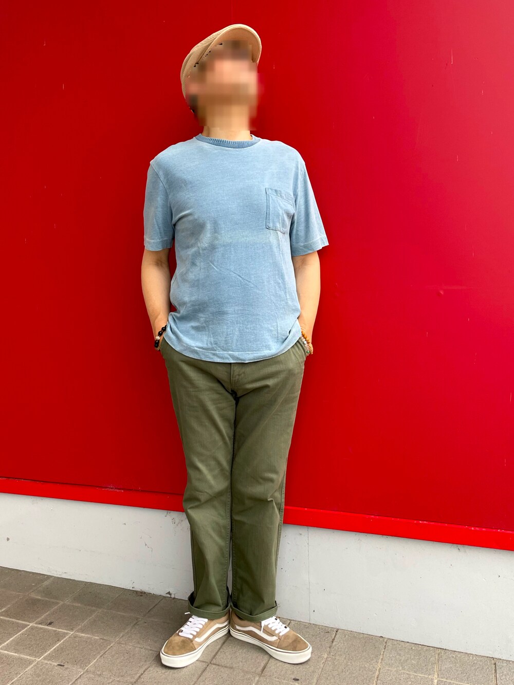 「夏コーデ、Tシャツコーデ、インディゴTシャツ、コットンパンツ、チノパン、ハンチング、オリーブグリーン、ベージュスニーカー、RAGEBLUE、tk.TAKEO KIKUCHI、VANS OLDSKOOL」｜「tk.TAKEO KIKUCHIのコットンパンツ（チノパンツ、グリーン系）」を使った、Yukioさん（メンズ・173cm）の夏コーディネートの4枚目の写真