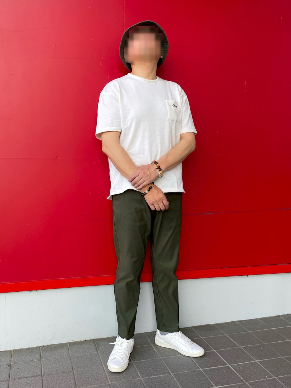「スウェットTシャツ、スウェットTシャツコーデ、シンプルコーデ、テーパードパンツ、白スニーカー、バケットハット、オリーブグリーン」｜「しまむらのアイテム（その他パンツ、グリーン系）」を使った、Yukioさん（メンズ・173cm）の夏コーディネートの3枚目の写真