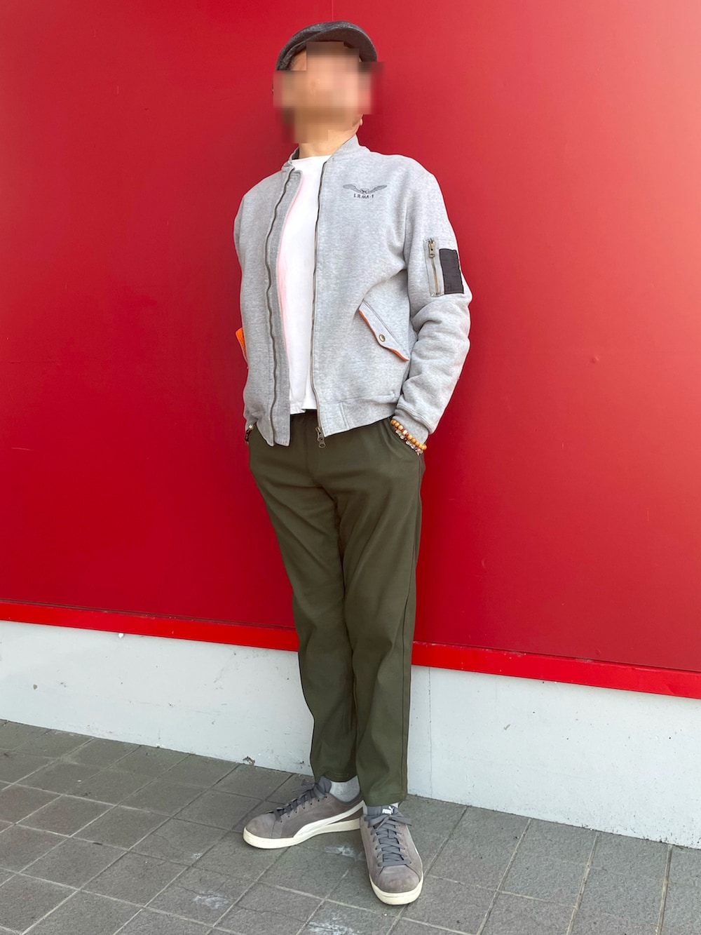 「最近のいい感じコーデ、スウェットMA-1、MA-1、ロンT、テーパードパンツ、グレースニーカー、ハンチング、dj honda、Labrador Retriever、しまむら、puma suede」｜「しまむらのアイテム（その他パンツ、グリーン系）」を使った、Yukioさん（メンズ・173cm）の春コーディネートの4枚目の写真