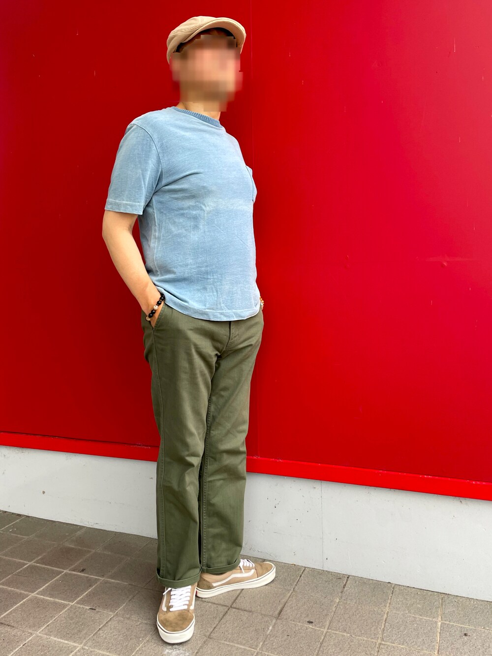 「夏コーデ、Tシャツコーデ、インディゴTシャツ、コットンパンツ、チノパン、ハンチング、オリーブグリーン、ベージュスニーカー、RAGEBLUE、tk.TAKEO KIKUCHI、VANS OLDSKOOL」｜「tk.TAKEO KIKUCHIのコットンパンツ（チノパンツ、グリーン系）」を使った、Yukioさん（メンズ・173cm）の夏コーディネートの5枚目の写真