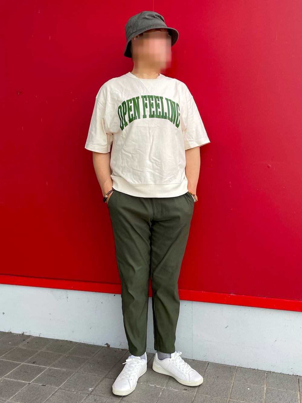 「夏コーデ、ロゴスウェットTシャツ、テーパードパンツ、バケットハット、白スニーカー、NEW HATTAN バケットハット、GU、しまむら、NIKE」｜「しまむらのアイテム（その他パンツ、グリーン系）」を使った、Yukioさん（メンズ・173cm）の夏コーディネートの3枚目の写真