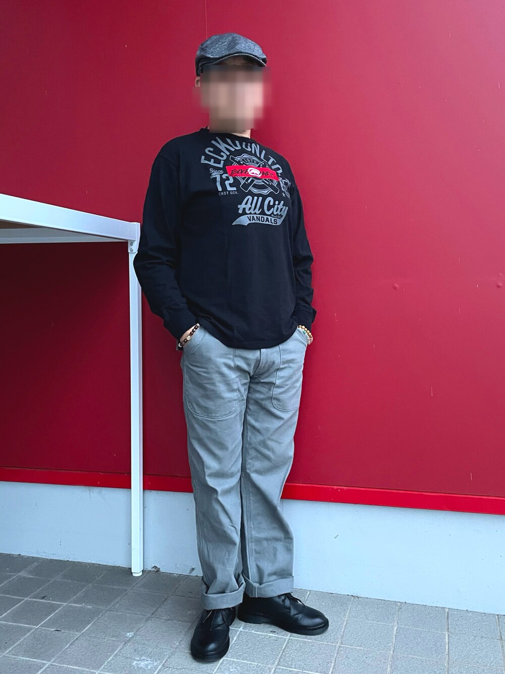 「秋コーデ、プリントロングTシャツ、刺繍ロゴ、ベーカーパンツ、ハンチング、ポストマンシューズ」｜「sortissoのベイカーパンツ（チノパンツ、グレー系）」を使った、Yukioさん（メンズ・173cm）の秋コーディネートの5枚目の写真