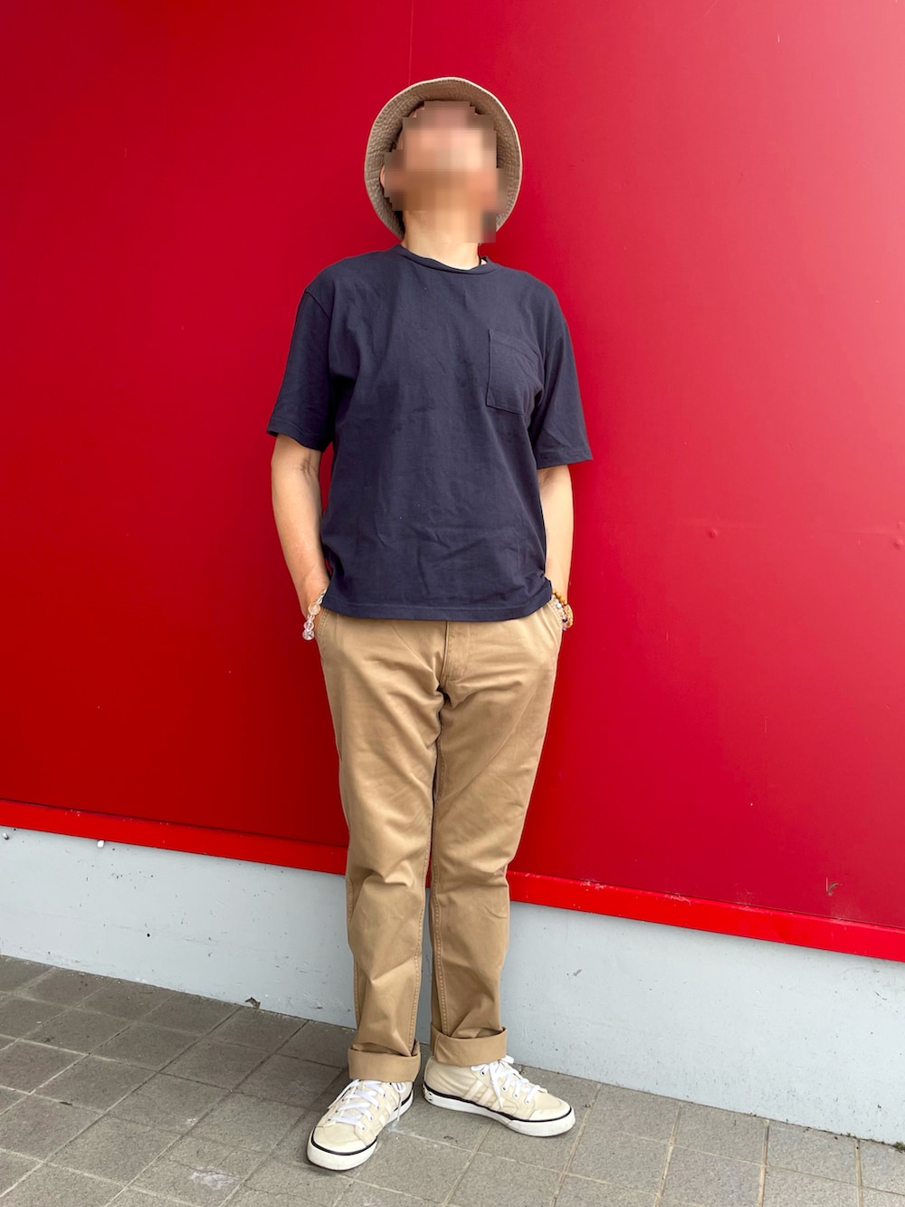 「シンプルコーデ、Tシャツコーデ、無地Tシャツ、チノパン、ハイカットスニーカー、バケットハット、夏ファッション、シンプルスタイル」｜「adidas Originalsのアイテム（スニーカー、ベージュ系）」を使った、Yukioさん（メンズ・173cm）の夏コーディネートの4枚目の写真