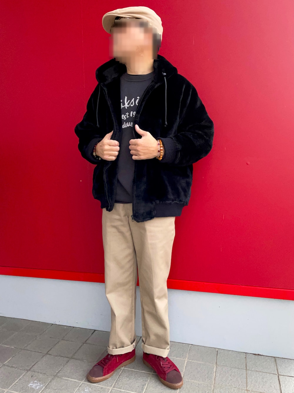「私の推しブランド、冬コーデ、ファーパーカー、ロゴニット、ワークパンツ、チノパン、赤スニーカー、Quicksilver、Dickies、PUMA、puma suede、Dickies874」｜「Dickiesの874 ワークパンツ（チノパンツ、ベージュ系）」を使った、Yukioさん（メンズ・173cm）の冬コーディネートの3枚目の写真