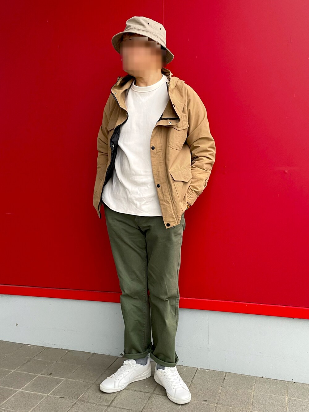 「いまどきジャケット写真、マウンテンパーカー、ヘビーウェイトロングスリーブT、サーマルロングTシャツ、コットンパンツ、チノパン、白スニーカー、バケットハット、gung-ho、tk.TAKEO KIKUCHI、GU、NIKE、NEWHATTAN、春コーデ」｜「tk.TAKEO KIKUCHIのコットンパンツ（チノパンツ、グリーン系）」を使った、Yukioさん（メンズ・173cm）の春コーディネートの2枚目の写真