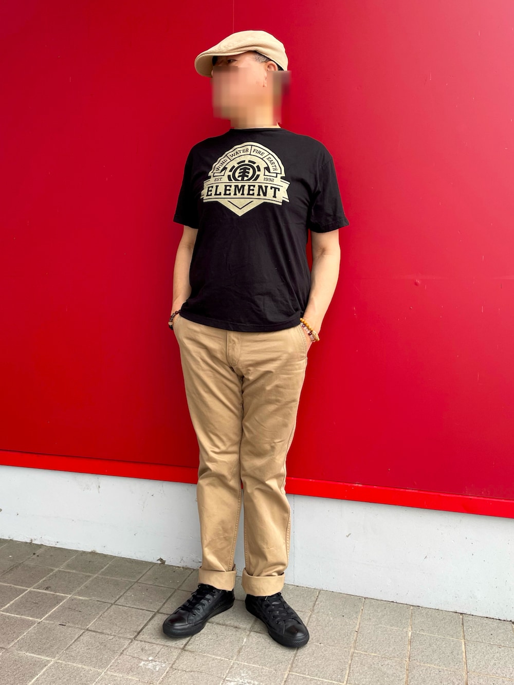 「夏コーデ、Tシャツコーデ、プリントTシャツ コーデ、チノパン、ハンチング、レザースニーカー、シンフルコーデ、ELEMENT、UNIQLO、converse all star」｜「ELEMENTのクルーネックT（半袖）（Tシャツ/カットソー、ブラック系）」を使った、Yukioさん（メンズ・173cm）の夏コーディネートの2枚目の写真
