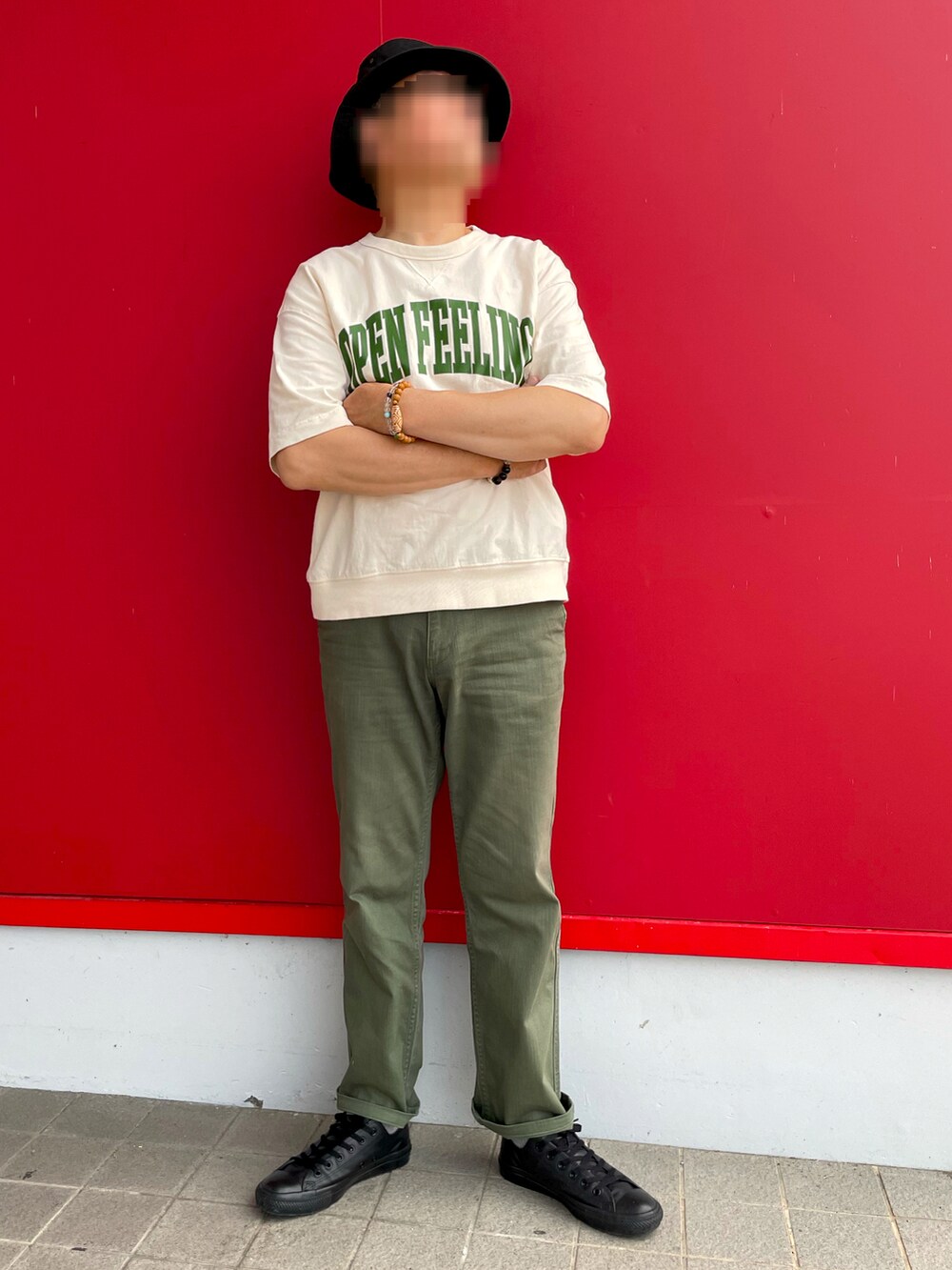 「みんなの白Tフェス、オーバーサイズ、スウェットTシャツ、カレッジロゴ、コットンパンツ、チノパン、バケットハット、レザースニーカー、Polo Ralph Lauren、GU、tk.TAKEO KIKUCHI、converse all star」｜「tk.TAKEO KIKUCHIのコットンパンツ（チノパンツ、グリーン系）」を使った、Yukioさん（メンズ・173cm）の夏コーディネートの4枚目の写真