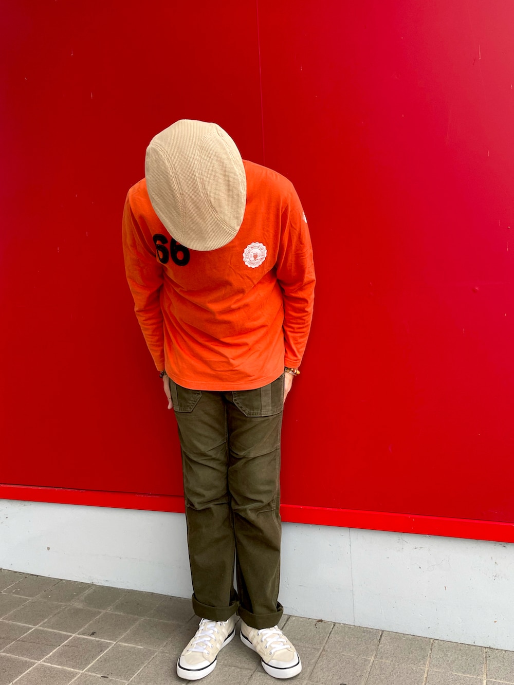 「ロンT、ビタミンカラー、ブッシュパンツ、ハンチング、ハイカットスニーカー、レースアップシューズ、休日スタイル、FUDGEBOYのトラッドスタイル、春夏コーデ、K-SWISS、EDWIN、adidas originals」｜「EDWINのEDWIN XV 46607 ブッシュパンツ（カーゴパンツ、グリーン系）」を使った、Yukioさん（メンズ・173cm）の春コーディネートの5枚目の写真
