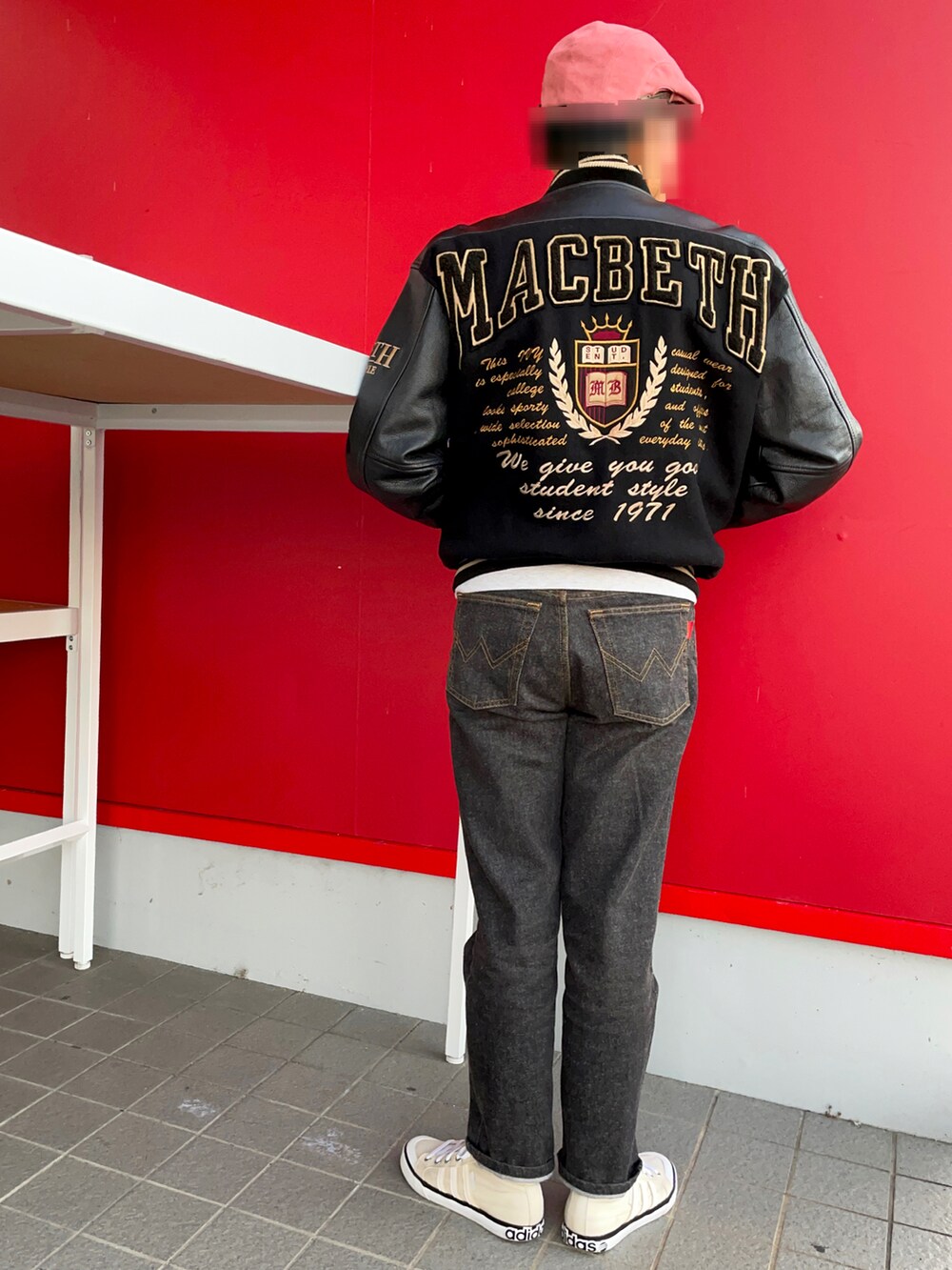 「秋冬コーデ、アワードジャケット、スタジャン 黒、ブラックデニム、ハイカットスニーカー、macbeth、EDWIN MADE IN USA、EDWIN、adidas originals、ビンテージ」｜「EDWINのEDWIN　US920　ブラックデニムパンツ　MADE IN USA（デニムパンツ、ブラック系）」を使った、Yukioさん（メンズ・173cm）の秋コーディネートの4枚目の写真