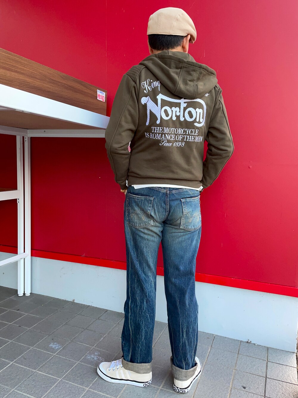 「ライダースパーカー、ロングTシャツ、セルビッチデニム、秋のコーデ、Norton、EDWIN、EDWIN505x、adidas originals、パーカー」｜「EDWINの505X セルビッチデニム 赤耳（デニムパンツ、ブルー系）」を使った、Yukioさん（メンズ・173cm）の秋コーディネートの2枚目の写真