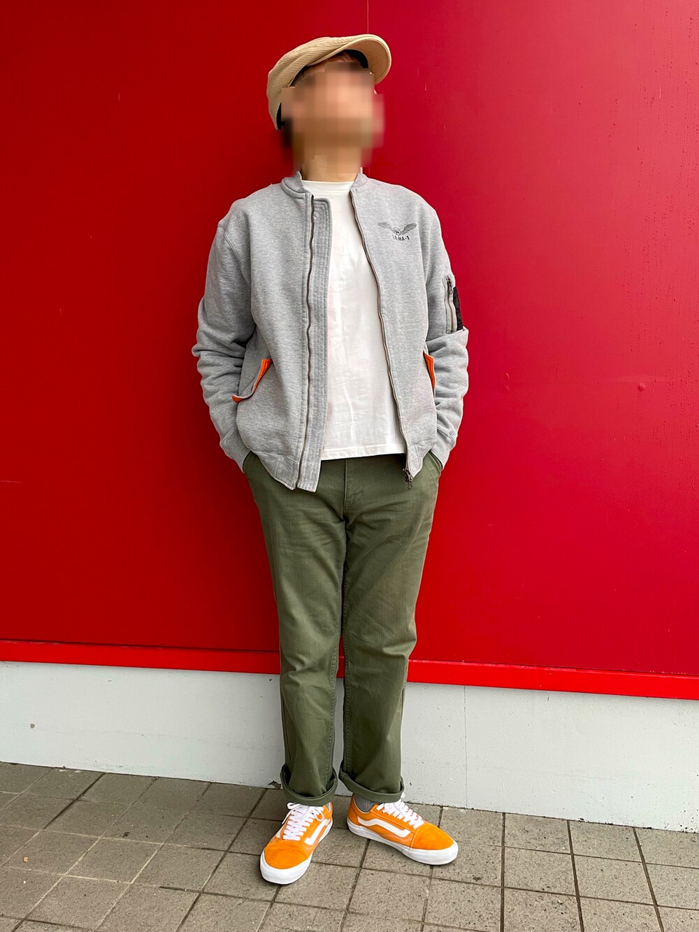「MA-1、ロングスリーブT、コットンパンツ、チノパン、オリーブグリーン、オレンジスニーカー、ビタミンカラー、Labrador Retriever、tk.TAKEO KIKUCHI、VANS OLDSKOOL」｜「tk.TAKEO KIKUCHIのコットンパンツ（チノパンツ、グリーン系）」を使った、Yukioさん（メンズ・173cm）の春コーディネートの5枚目の写真