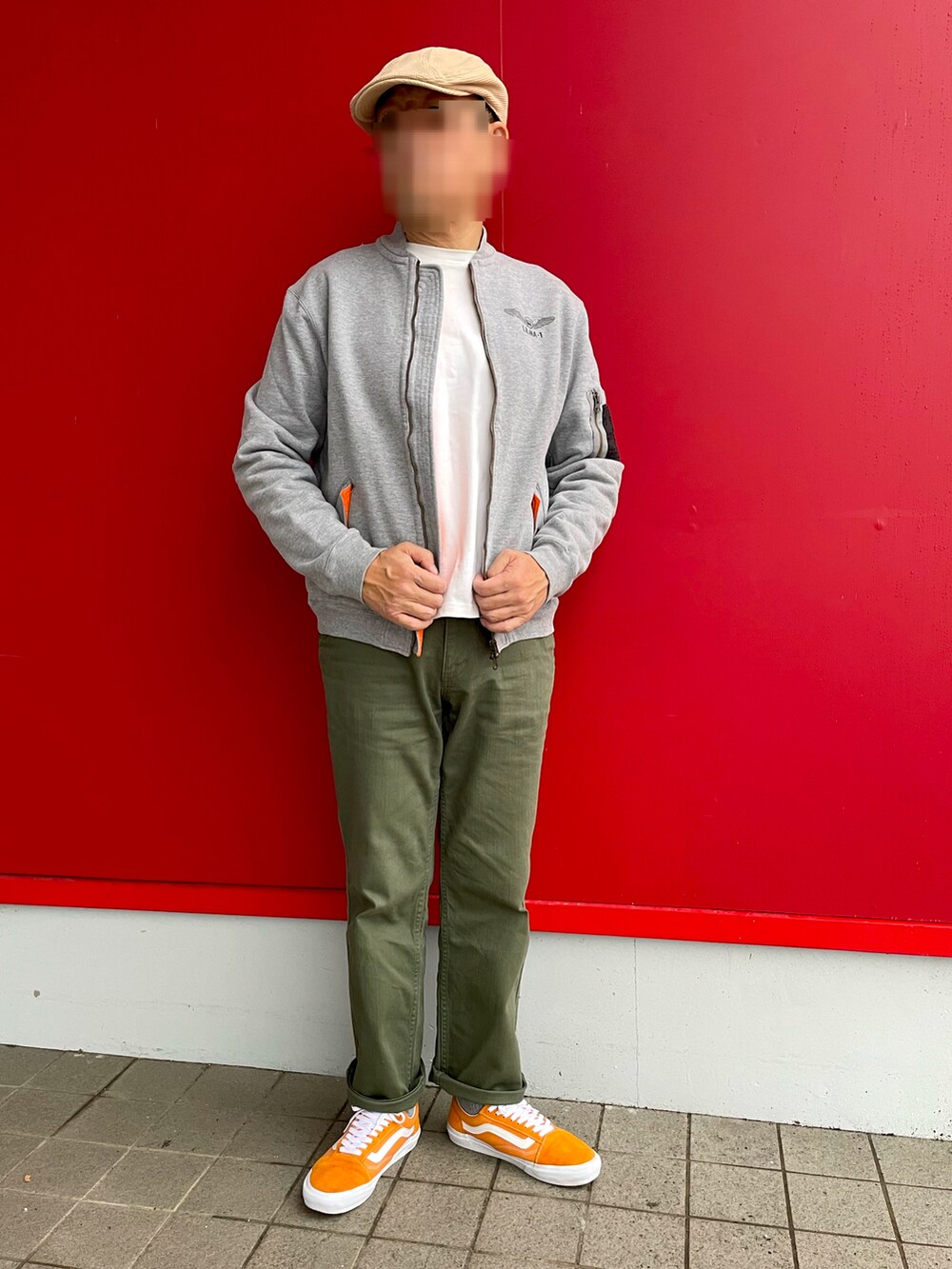「MA-1、ロングスリーブT、コットンパンツ、チノパン、オリーブグリーン、オレンジスニーカー、ビタミンカラー、Labrador Retriever、tk.TAKEO KIKUCHI、VANS OLDSKOOL」｜「tk.TAKEO KIKUCHIのコットンパンツ（チノパンツ、グリーン系）」を使った、Yukioさん（メンズ・173cm）の春コーディネートの3枚目の写真