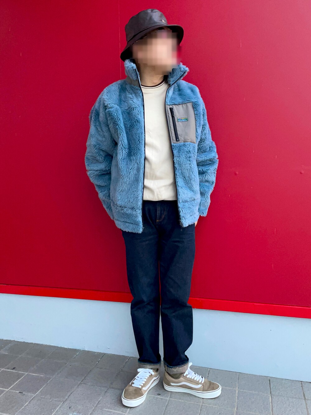 「冬コーデ、バケットハット、ボアフリース、スウェット、セルビッチデニム、KANGOL、MICHIKO LONDON、RAGEBLUE、FREAK’Ｓ STORE、VANS OLDSKOOL、ベージュスニーカー」｜「RAGEBLUEのセルビッチデニム　紅白耳（デニムパンツ、ブルー系）」を使った、Yukioさん（メンズ・173cm）の冬コーディネートの3枚目の写真