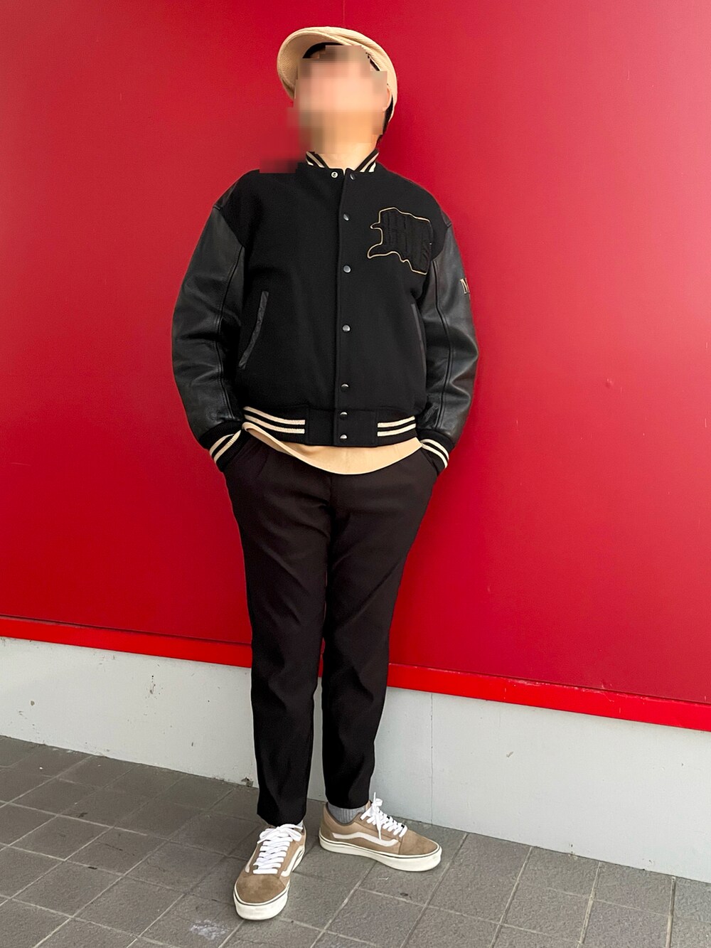 「アワードジャケット、スタジャン 黒、ベージュスウェット、テーパードパンツ、ベージュスニーカー、ハンチング、macbeth、GAP、しまむら、VANS OLDSKOOL、冬コーデ」｜「しまむらのアイテム（その他パンツ、ブラック系）」を使った、Yukioさん（メンズ・173cm）の冬コーディネートの5枚目の写真