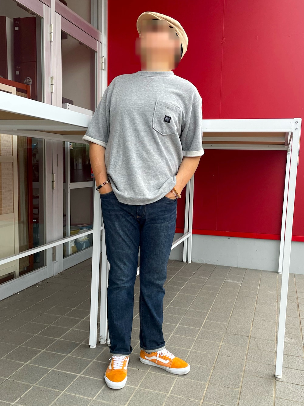 「スウェットTシャツコーデ、スウェットTシャツ、スリムデニム、ハンチング、オレンジスニーカー、ZARA、GAP、VANS OLDSKOOL」｜「GAPのアイテム（デニムパンツ、ブルー系）」を使った、Yukioさん（メンズ・173cm）の秋コーディネートの3枚目の写真