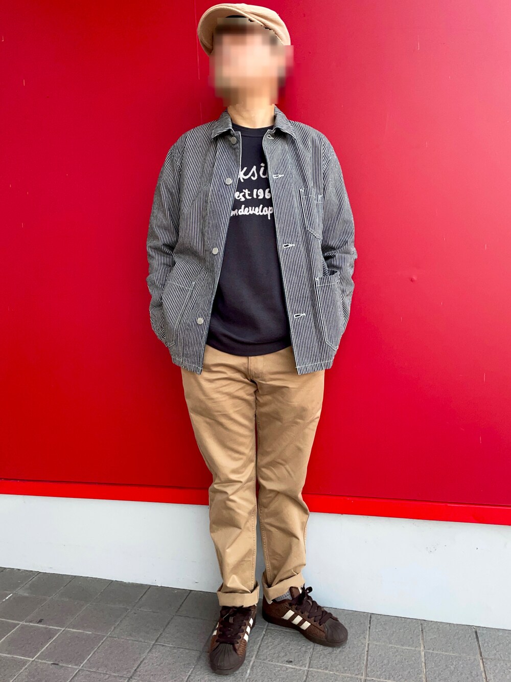 「春コーデ、カバーオール、ロゴニット、チノパン、カジュアルコーデ、adidas superstar、ハンチング、GU、Quicksilver、UNIQLO」｜「UNIQLOのチノパン（チノパンツ、ベージュ系）」を使った、Yukioさん（メンズ・173cm）の冬コーディネートの2枚目の写真