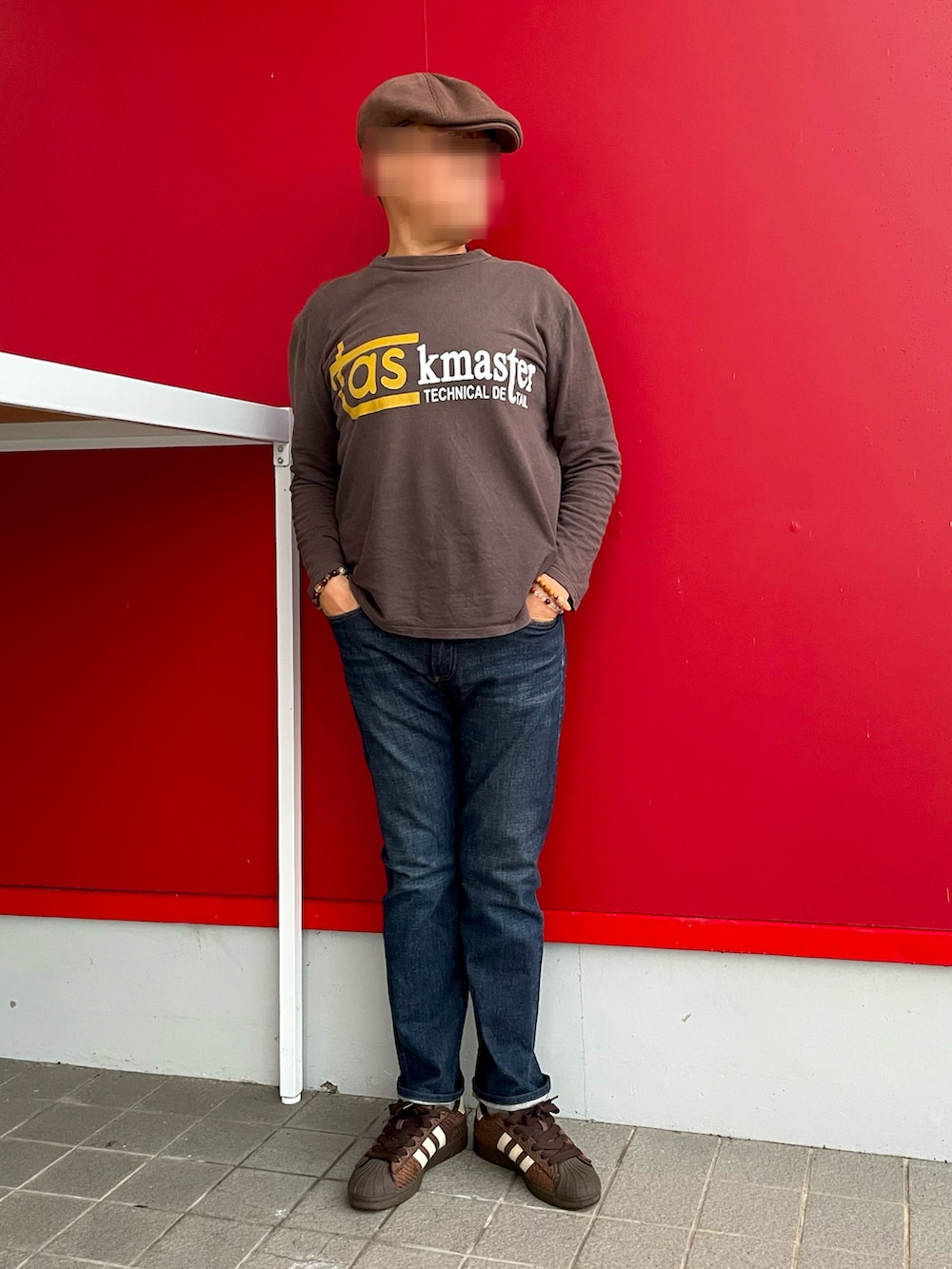 「プリントロングTシャツ、秋っぽコーデ更新中、スリムデニム、ハンチング、ブラウンスニーカー、TK MIXPICE、GAP、adidas superstar」｜「GAPのアイテム（デニムパンツ、ブルー系）」を使った、Yukioさん（メンズ・173cm）の秋コーディネートの5枚目の写真