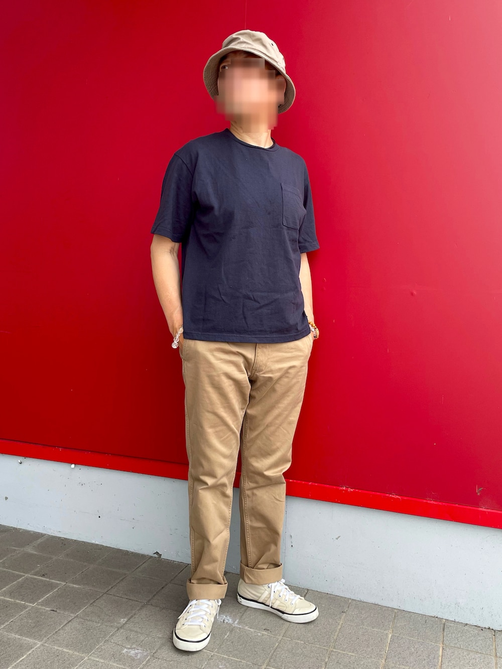 「シンプルコーデ、Tシャツコーデ、無地Tシャツ、チノパン、ハイカットスニーカー、バケットハット、夏ファッション、シンプルスタイル」｜「adidas Originalsのアイテム（スニーカー、ベージュ系）」を使った、Yukioさん（メンズ・173cm）の夏コーディネートの5枚目の写真
