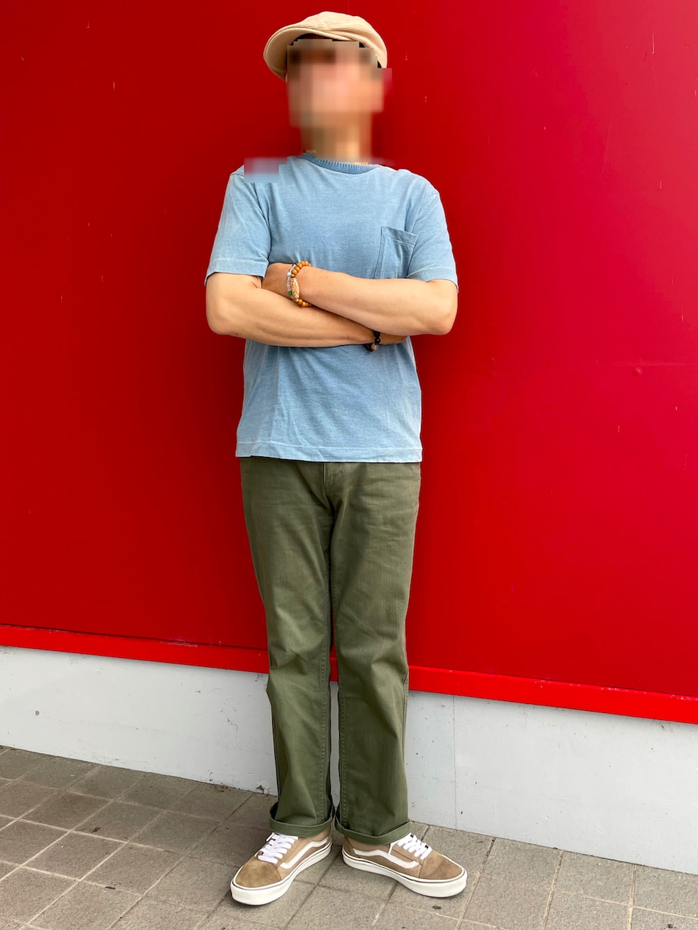 「夏コーデ、Tシャツコーデ、インディゴTシャツ、コットンパンツ、チノパン、ハンチング、オリーブグリーン、ベージュスニーカー、RAGEBLUE、tk.TAKEO KIKUCHI、VANS OLDSKOOL」｜「tk.TAKEO KIKUCHIのコットンパンツ（チノパンツ、グリーン系）」を使った、Yukioさん（メンズ・173cm）の夏コーディネートの2枚目の写真