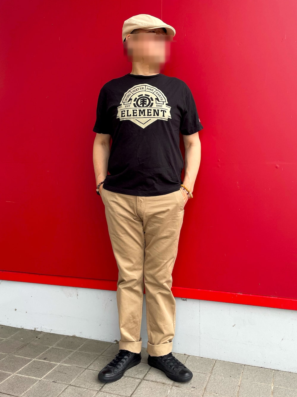 「夏コーデ、Tシャツコーデ、プリントTシャツ コーデ、チノパン、ハンチング、レザースニーカー、シンフルコーデ、ELEMENT、UNIQLO、converse all star」｜「ELEMENTのクルーネックT（半袖）（Tシャツ/カットソー、ブラック系）」を使った、Yukioさん（メンズ・173cm）の夏コーディネートの3枚目の写真