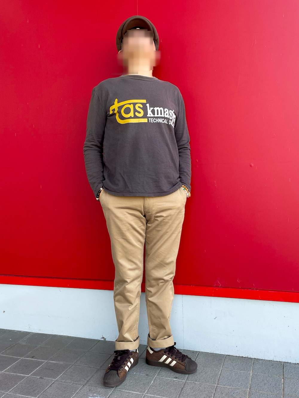 「プリントロンT、ハンチング、チノパン、ブラウンスニーカー、TK MIXPICE、UNIQLO、adidas superstar、adidas superstar hemp、春夏コーデ、ラフ」｜「UNIQLOのチノパン（チノパンツ、ベージュ系）」を使った、Yukioさん（メンズ・173cm）の春コーディネートの4枚目の写真