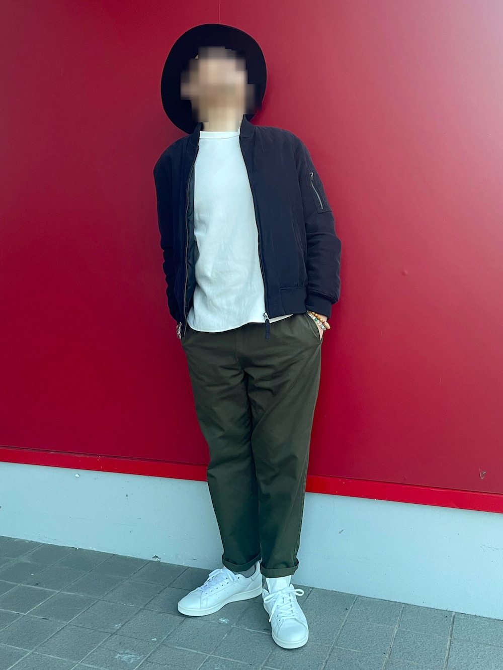 「今日のコーデ、MA-1、ヘビーウェイトロングスリーブT、シェフパンツ、中折れハット、白スニーカー、DETAILS、GU、UNIQLO、adidas originals、stan smith、オールホワイトスニーカー」｜「adidas OriginalsのSTAN SMITH  CQ2198（スニーカー、ホワイト系）」を使った、Yukioさん（メンズ・173cm）の春コーディネートの3枚目の写真