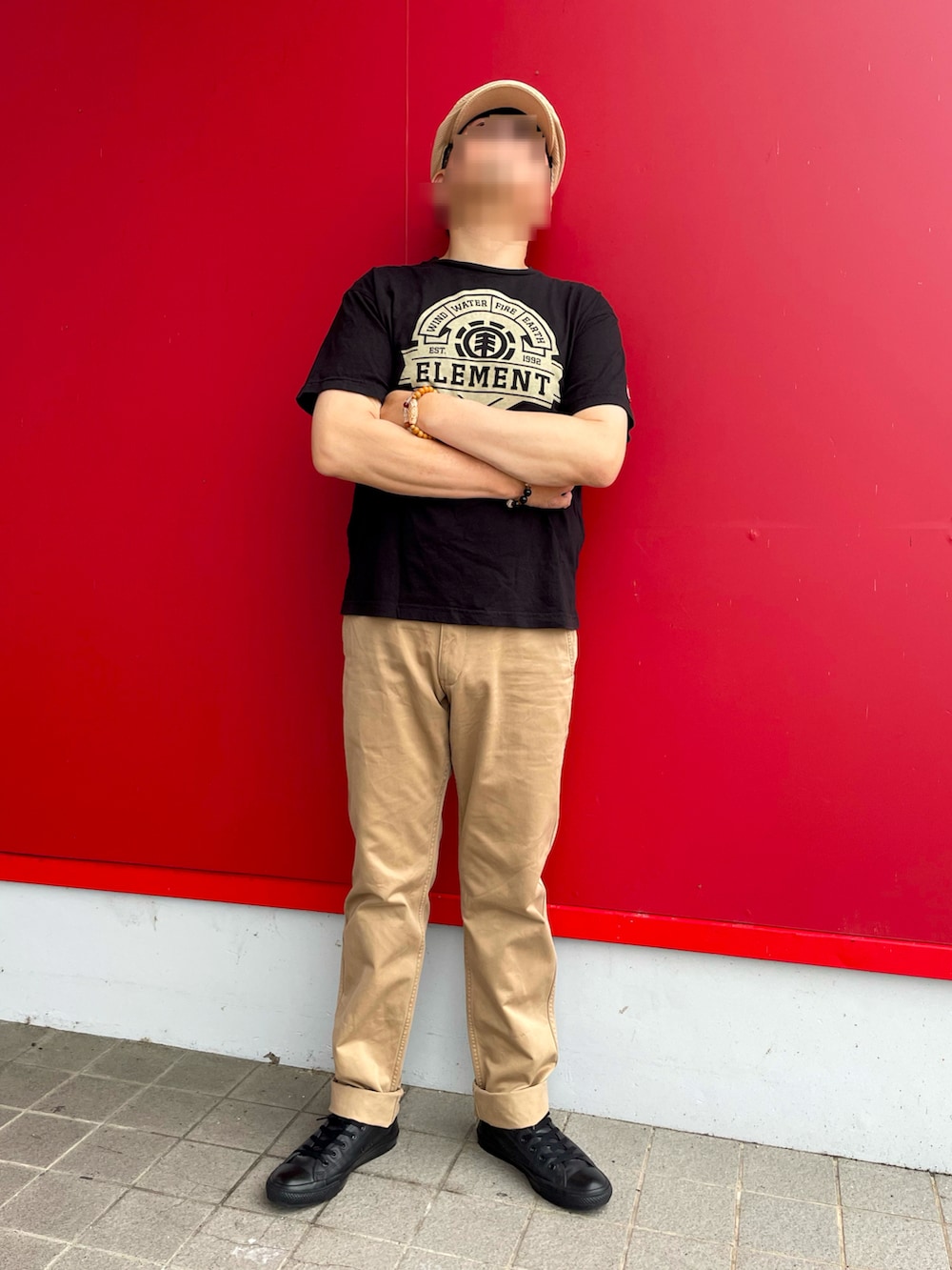 「夏コーデ、Tシャツコーデ、プリントTシャツ コーデ、チノパン、ハンチング、レザースニーカー、シンフルコーデ、ELEMENT、UNIQLO、converse all star」｜「ELEMENTのクルーネックT（半袖）（Tシャツ/カットソー、ブラック系）」を使った、Yukioさん（メンズ・173cm）の夏コーディネートの5枚目の写真