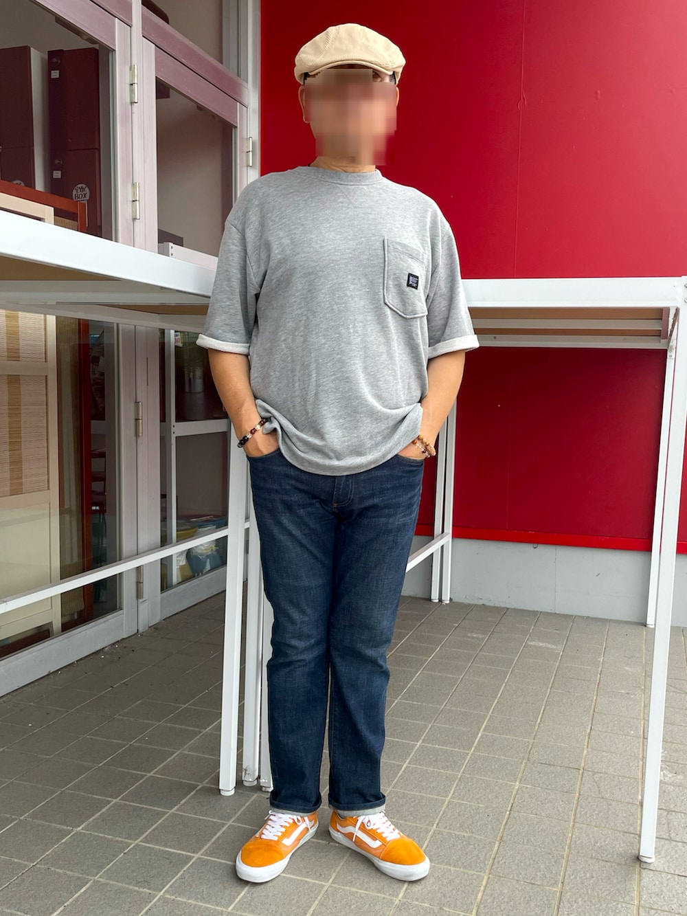 「スウェットTシャツコーデ、スウェットTシャツ、スリムデニム、ハンチング、オレンジスニーカー、ZARA、GAP、VANS OLDSKOOL」｜「GAPのアイテム（デニムパンツ、ブルー系）」を使った、Yukioさん（メンズ・173cm）の秋コーディネートの5枚目の写真