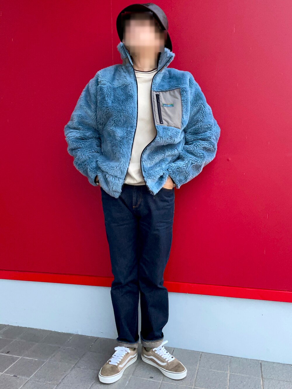 「冬コーデ、バケットハット、ボアフリース、スウェット、セルビッチデニム、KANGOL、MICHIKO LONDON、RAGEBLUE、FREAK’Ｓ STORE、VANS OLDSKOOL、ベージュスニーカー」｜「RAGEBLUEのセルビッチデニム　紅白耳（デニムパンツ、ブルー系）」を使った、Yukioさん（メンズ・173cm）の冬コーディネートの2枚目の写真