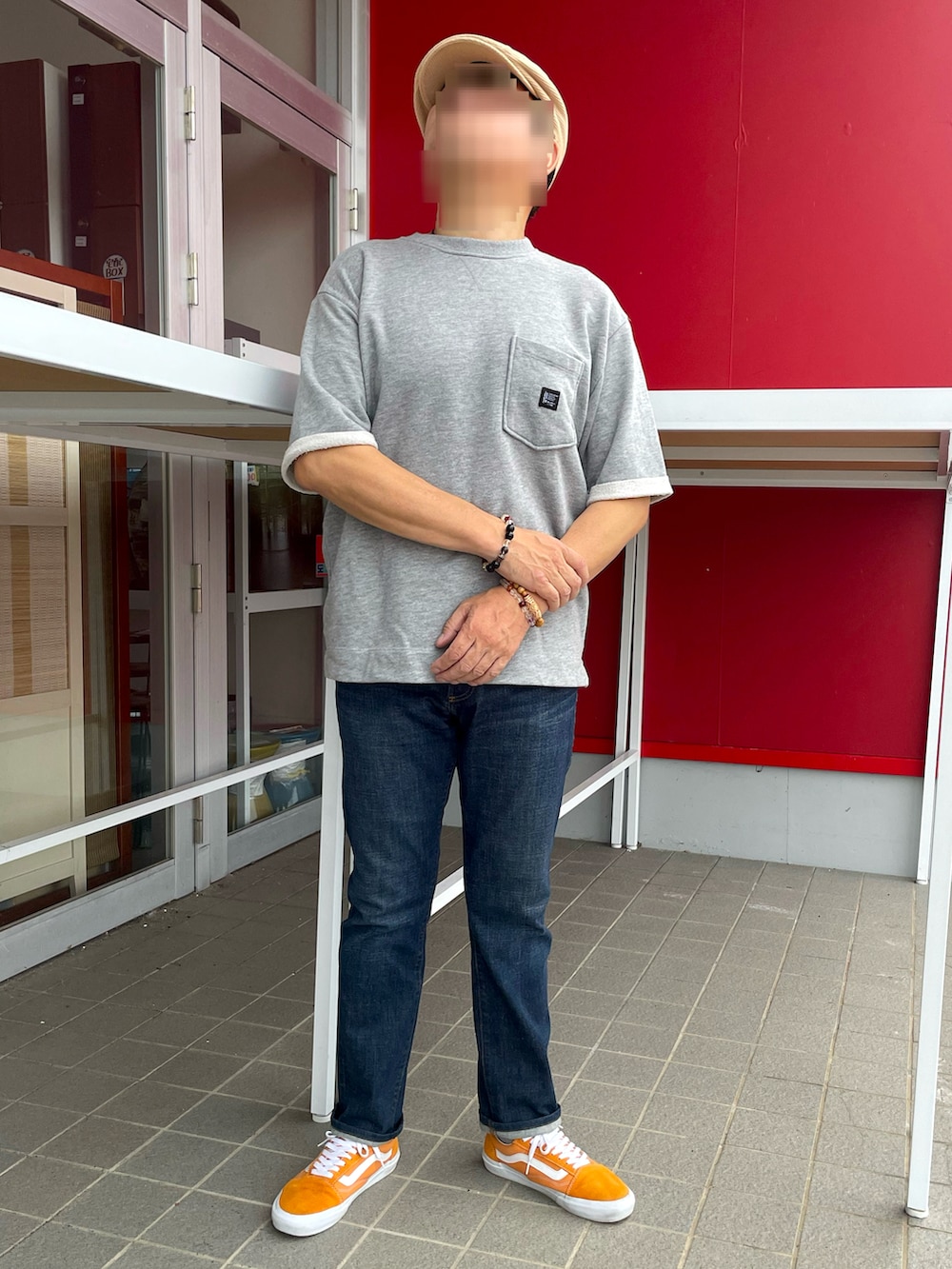 「スウェットTシャツコーデ、スウェットTシャツ、スリムデニム、ハンチング、オレンジスニーカー、ZARA、GAP、VANS OLDSKOOL」｜「GAPのアイテム（デニムパンツ、ブルー系）」を使った、Yukioさん（メンズ・173cm）の秋コーディネートの2枚目の写真