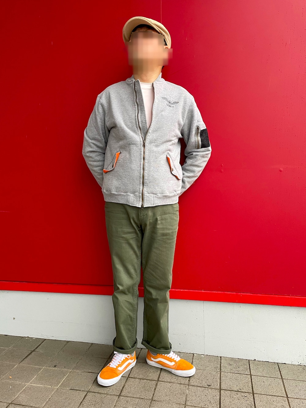 「MA-1、ロングスリーブT、コットンパンツ、チノパン、オリーブグリーン、オレンジスニーカー、ビタミンカラー、Labrador Retriever、tk.TAKEO KIKUCHI、VANS OLDSKOOL」｜「tk.TAKEO KIKUCHIのコットンパンツ（チノパンツ、グリーン系）」を使った、Yukioさん（メンズ・173cm）の春コーディネートの4枚目の写真