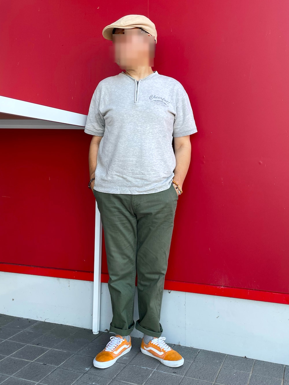 「ハーフジップスウェットTシャツ、スウェットTシャツ、コットンパンツ、夏コーデ、ハンチング、オレンジスニーカー、オリーブグリーン、お洒落さんとつながりたい、tk.TAKEO KIKUCHI、VANS OLDSKOOL」｜「tk.TAKEO KIKUCHIのコットンパンツ（チノパンツ、グリーン系）」を使った、Yukioさん（メンズ・173cm）の夏コーディネートの3枚目の写真