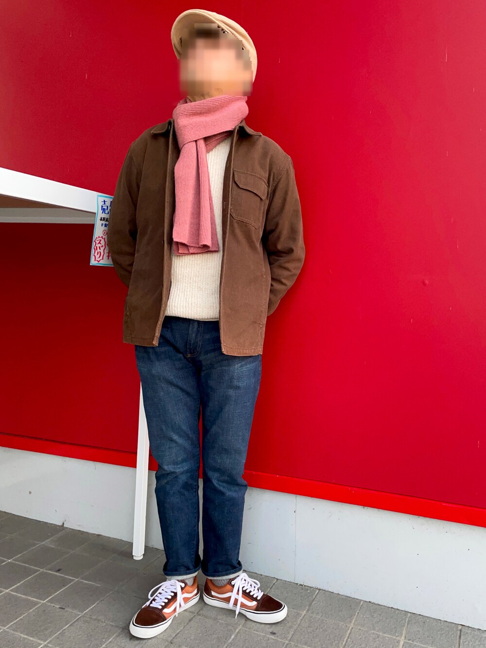 「マフラー、UNIQLO、カバーオール、冬コーデ、GAP、ハンチング、リブニット、スリムデニム、ベージュニット、くすみピンク、VANS OLDSKOOL、ブラウンスニーカー、23区 HOMME、sweater house」｜「GAPのアイテム（デニムパンツ、ブルー系）」を使った、Yukioさん（メンズ・173cm）の冬コーディネートの2枚目の写真