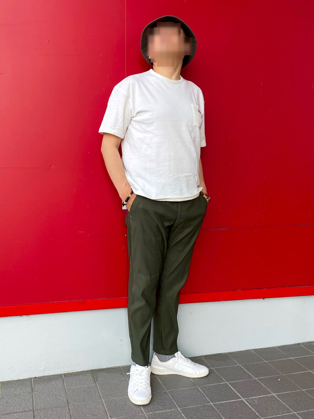 「スウェットTシャツ、スウェットTシャツコーデ、シンプルコーデ、テーパードパンツ、白スニーカー、バケットハット、オリーブグリーン」｜「しまむらのアイテム（その他パンツ、グリーン系）」を使った、Yukioさん（メンズ・173cm）の夏コーディネートの4枚目の写真