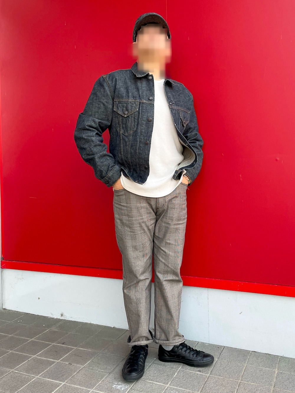 「春のおしゃ見えテクニック、デニムジャケット、Gジャン、グレンチェック、グレンチェックパンツ、ワッフルカットソー、レザースニーカー、ハンチング、春コーデ」｜「Wranglerのアイテム（その他パンツ、グレー系）」を使った、Yukioさん（メンズ・173cm）の春コーディネートの3枚目の写真