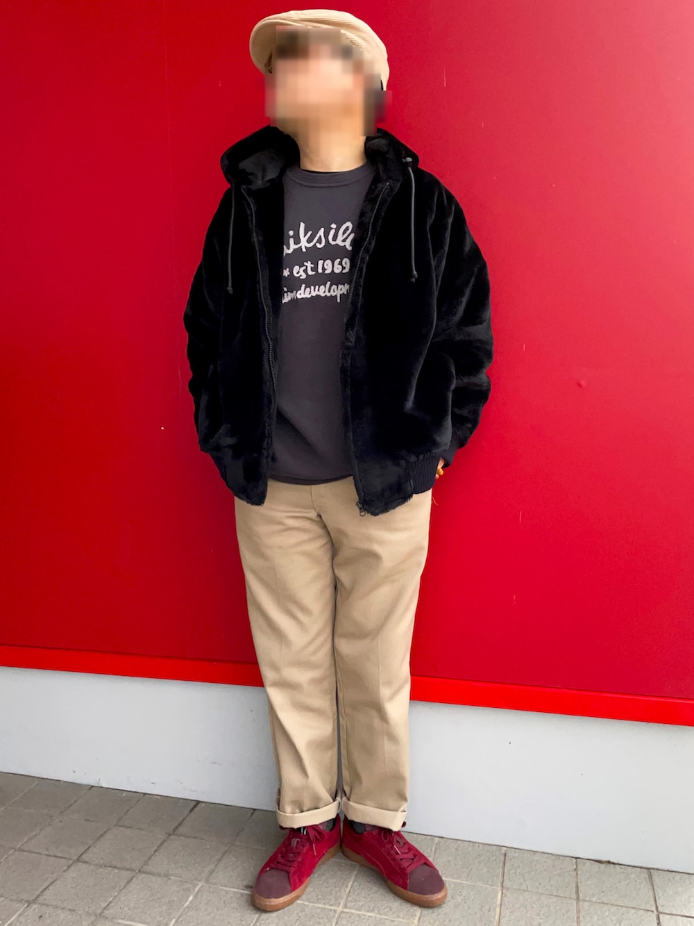 「私の推しブランド、冬コーデ、ファーパーカー、ロゴニット、ワークパンツ、チノパン、赤スニーカー、Quicksilver、Dickies、PUMA、puma suede、Dickies874」｜「Dickiesの874 ワークパンツ（チノパンツ、ベージュ系）」を使った、Yukioさん（メンズ・173cm）の冬コーディネートの2枚目の写真