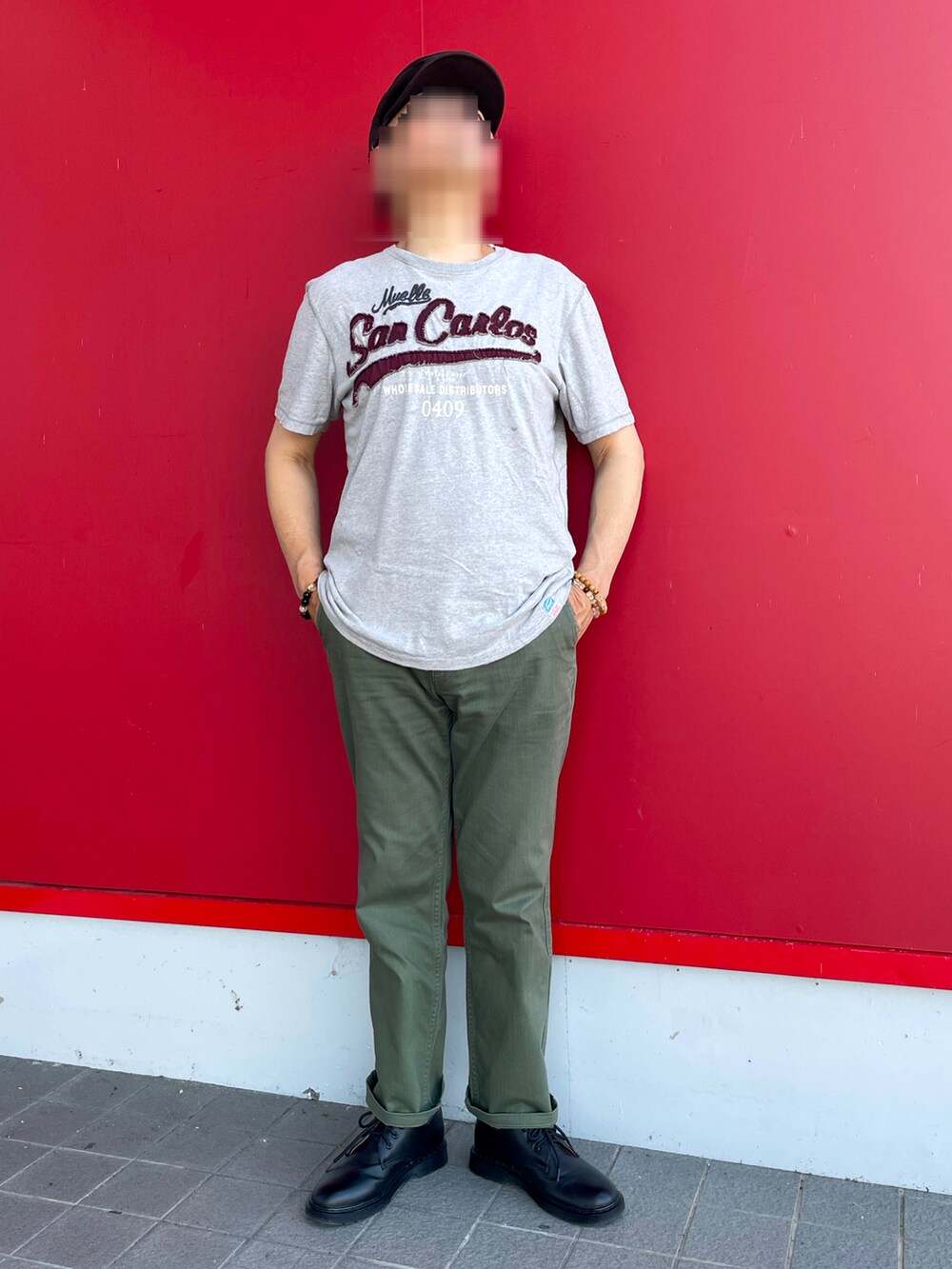 「アメカジコーデ、ワークスタイル、夏コーデ、アツいコーデ全部見せ、ワッペンTシャツ、ロゴT、next、tk.TAKEO KIKUCHI、無印良品、back number、オリーブグリーン」｜「tk.TAKEO KIKUCHIのコットンパンツ（チノパンツ、グリーン系）」を使った、Yukioさん（メンズ・173cm）の夏コーディネートの5枚目の写真