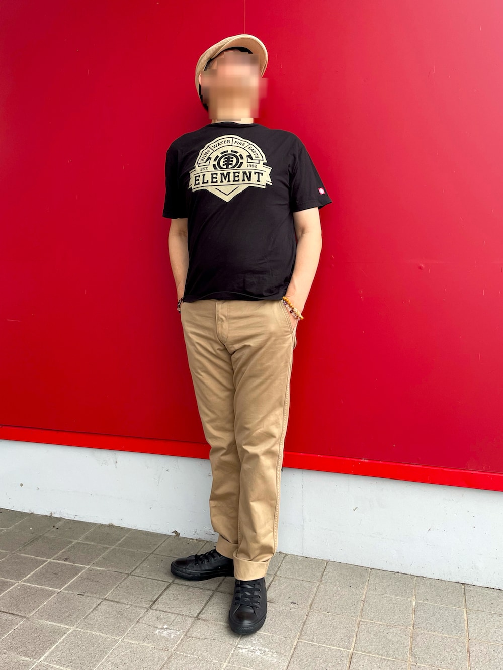 「夏コーデ、Tシャツコーデ、プリントTシャツ コーデ、チノパン、ハンチング、レザースニーカー、シンフルコーデ、ELEMENT、UNIQLO、converse all star」｜「ELEMENTのクルーネックT（半袖）（Tシャツ/カットソー、ブラック系）」を使った、Yukioさん（メンズ・173cm）の夏コーディネートの4枚目の写真