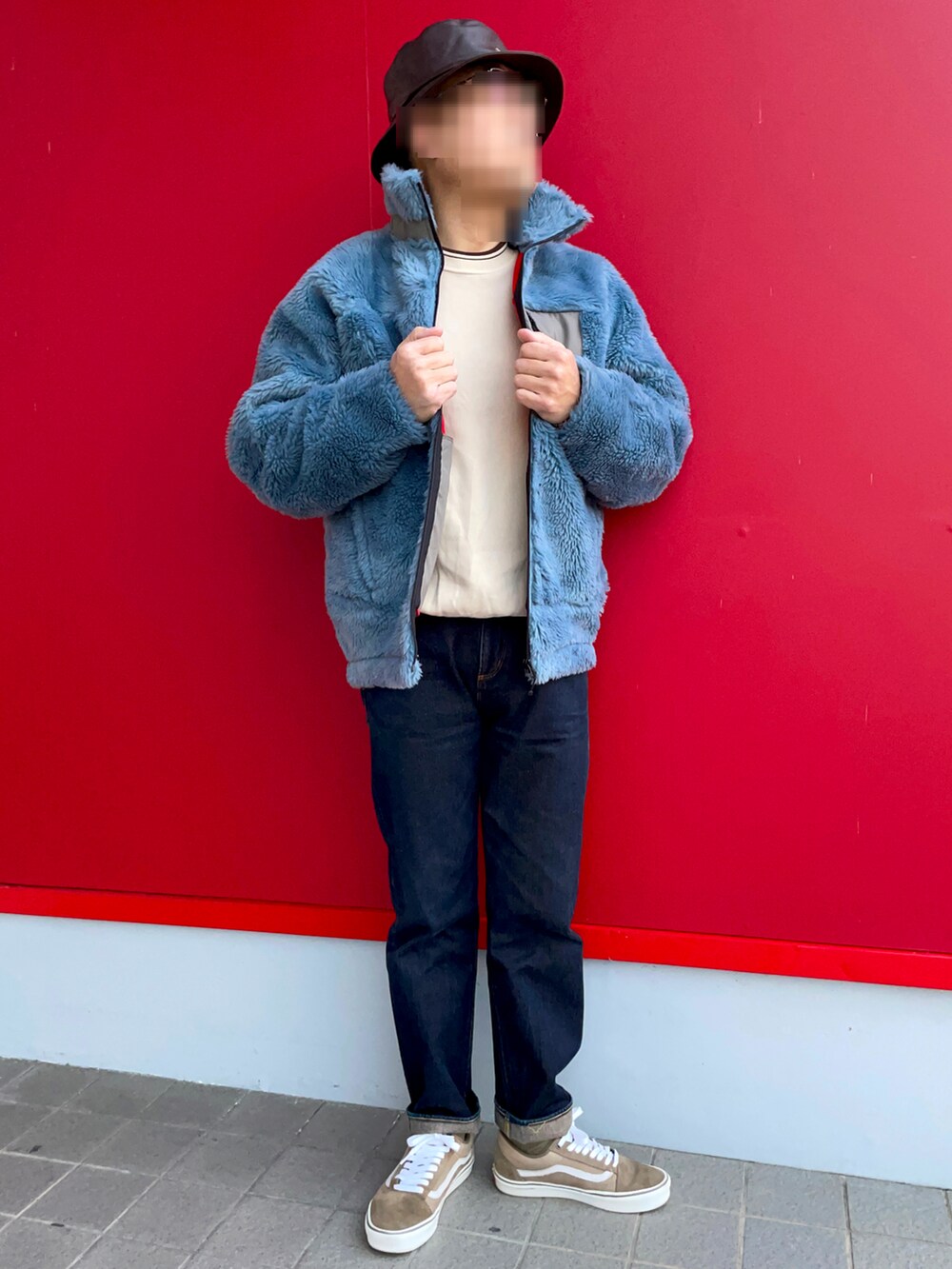 「冬コーデ、バケットハット、ボアフリース、スウェット、セルビッチデニム、KANGOL、MICHIKO LONDON、RAGEBLUE、FREAK’Ｓ STORE、VANS OLDSKOOL、ベージュスニーカー」｜「RAGEBLUEのセルビッチデニム　紅白耳（デニムパンツ、ブルー系）」を使った、Yukioさん（メンズ・173cm）の冬コーディネートの4枚目の写真