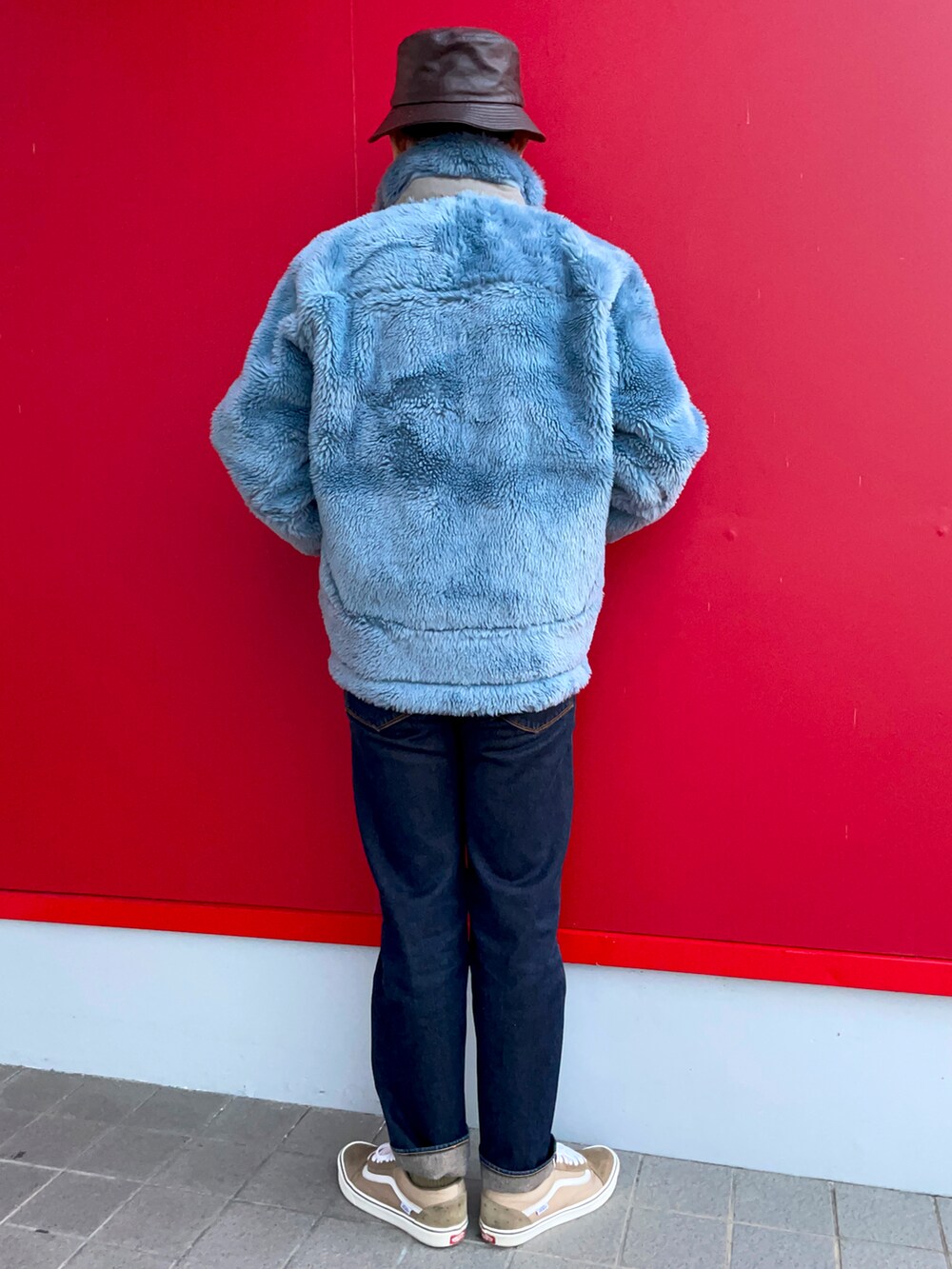 「冬コーデ、バケットハット、ボアフリース、スウェット、セルビッチデニム、KANGOL、MICHIKO LONDON、RAGEBLUE、FREAK’Ｓ STORE、VANS OLDSKOOL、ベージュスニーカー」｜「RAGEBLUEのセルビッチデニム　紅白耳（デニムパンツ、ブルー系）」を使った、Yukioさん（メンズ・173cm）の冬コーディネートの5枚目の写真