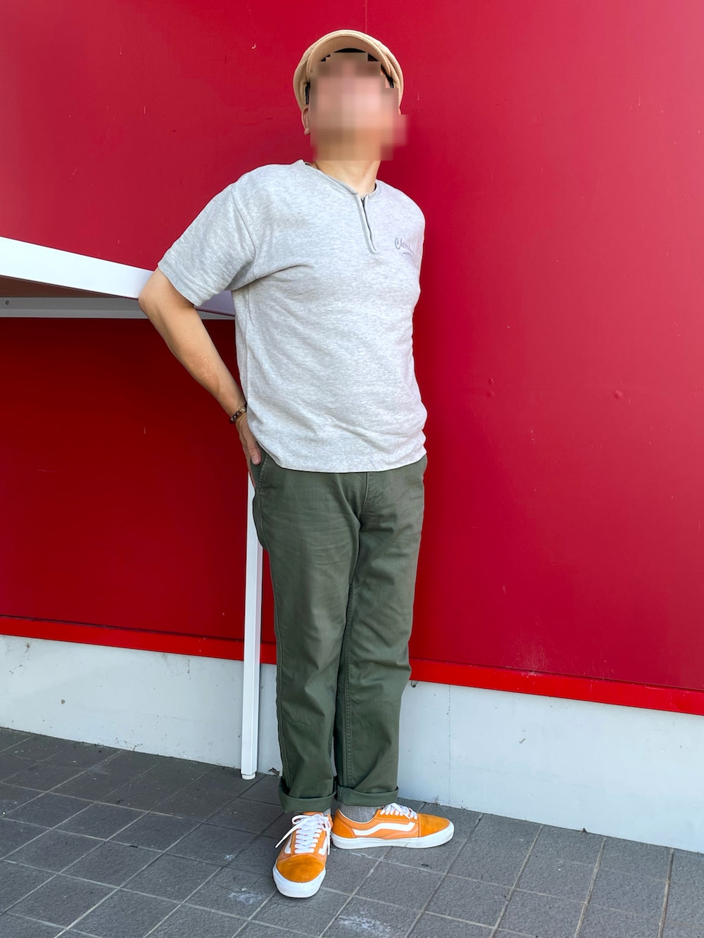 「ハーフジップスウェットTシャツ、スウェットTシャツ、コットンパンツ、夏コーデ、ハンチング、オレンジスニーカー、オリーブグリーン、お洒落さんとつながりたい、tk.TAKEO KIKUCHI、VANS OLDSKOOL」｜「tk.TAKEO KIKUCHIのコットンパンツ（チノパンツ、グリーン系）」を使った、Yukioさん（メンズ・173cm）の夏コーディネートの5枚目の写真