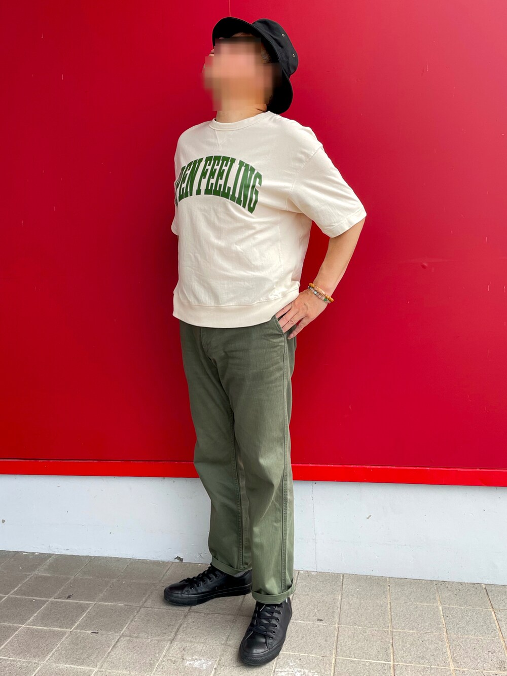 「みんなの白Tフェス、オーバーサイズ、スウェットTシャツ、カレッジロゴ、コットンパンツ、チノパン、バケットハット、レザースニーカー、Polo Ralph Lauren、GU、tk.TAKEO KIKUCHI、converse all star」｜「tk.TAKEO KIKUCHIのコットンパンツ（チノパンツ、グリーン系）」を使った、Yukioさん（メンズ・173cm）の夏コーディネートの3枚目の写真